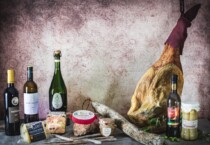 Foto de Jamón, Ibéricos Y Queso Manchego productos que lleva una cesta de navidad