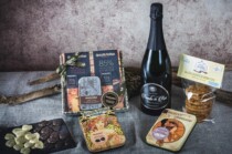 Foto de Espumoso Con Amatller botella de vino espumoso con chocolate variado