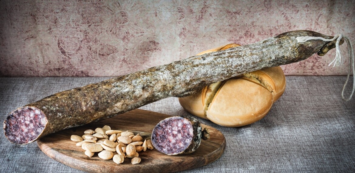 Foto de Salchichón Ibérico con pan de pueblo y almendras tostadas