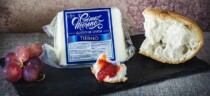 Foto de Queso Tierno De Oveja Gomez Moreno Cuña pequeña porción de queso junto mermelada de tomate