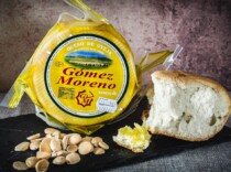 Foto de Queso Curado En Aceite Pequeño presentación de tablas de queso fotos