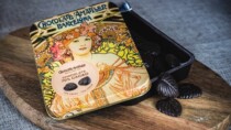 Imagen de Chocolate Amatller Hojas Chocolate 70% Cacao lata de hojas de cacao edición coleccionista